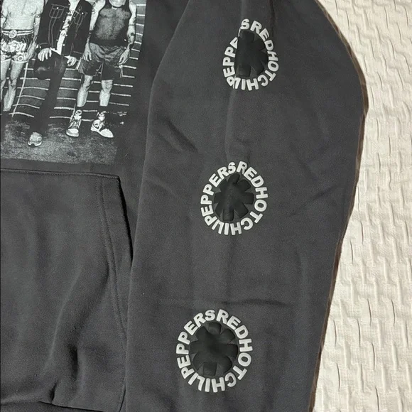 Red Hot Chili Peppers tour hoodie - Picture 3 of 10